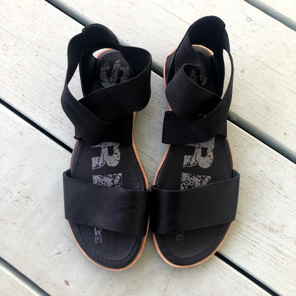 Ultim-Black Ella Leather Sandal - Women